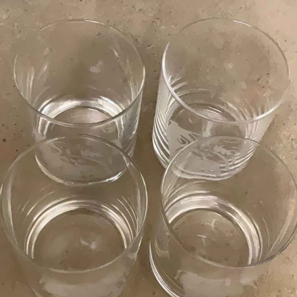 Set of 4 crystal etched “Bulldog “ old fashioned glasses! Mint condition. As new - Picture 4 of 6